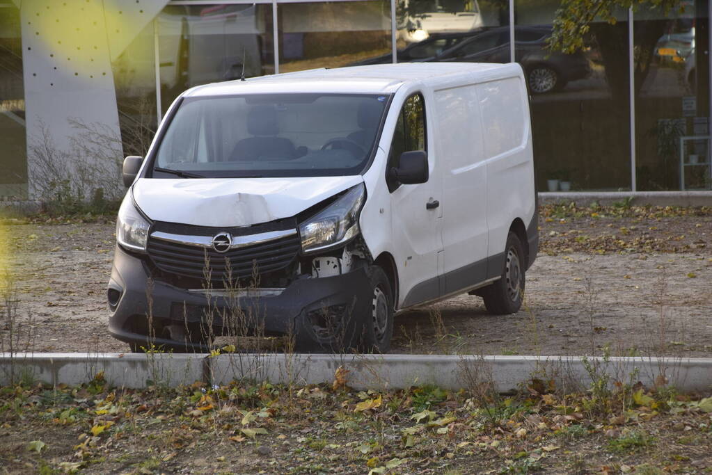 Auto rijdt gemeentehuis binnen bestuurder spoorloos