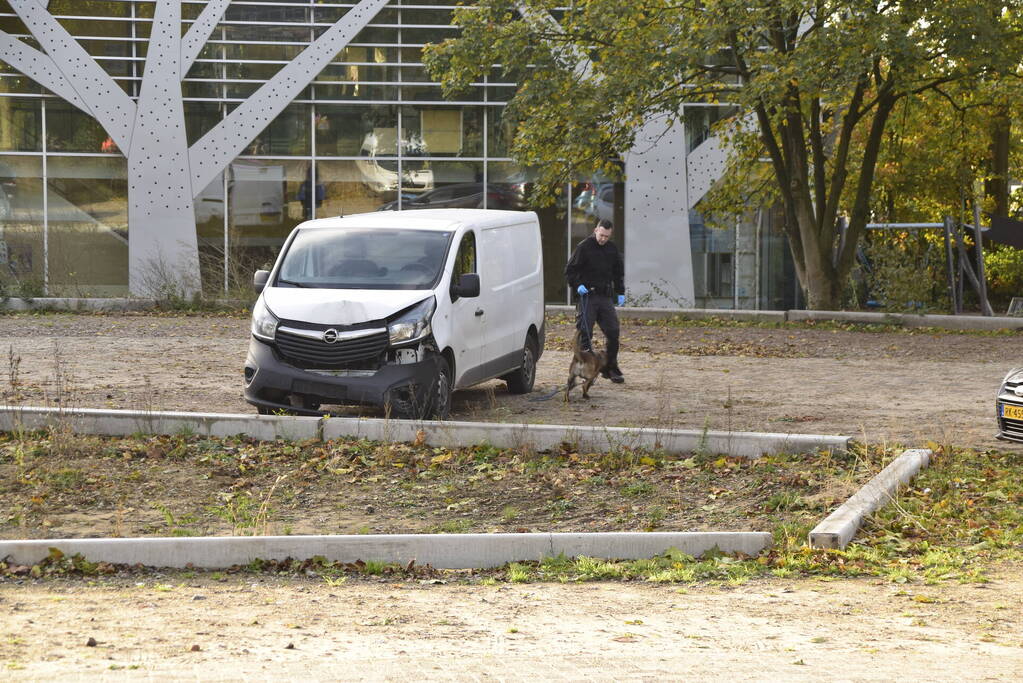 Auto rijdt gemeentehuis binnen bestuurder spoorloos