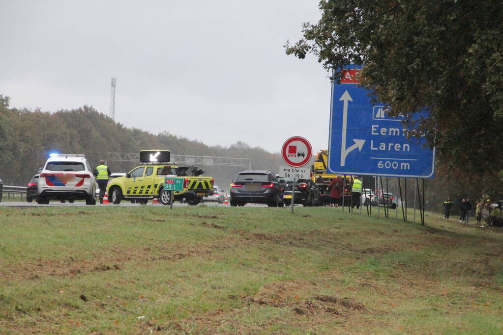 Auto zwaar beschadigd na botsing tegen boom langs snelweg