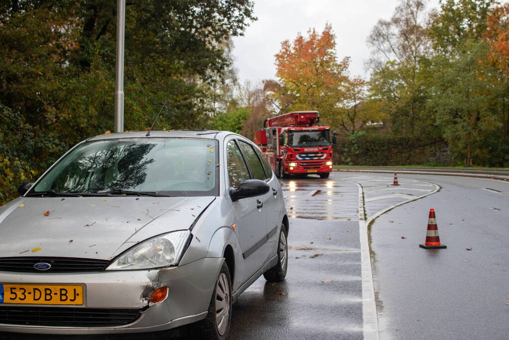 Auto beschadigd bij botsing tegen lantaarnpaal