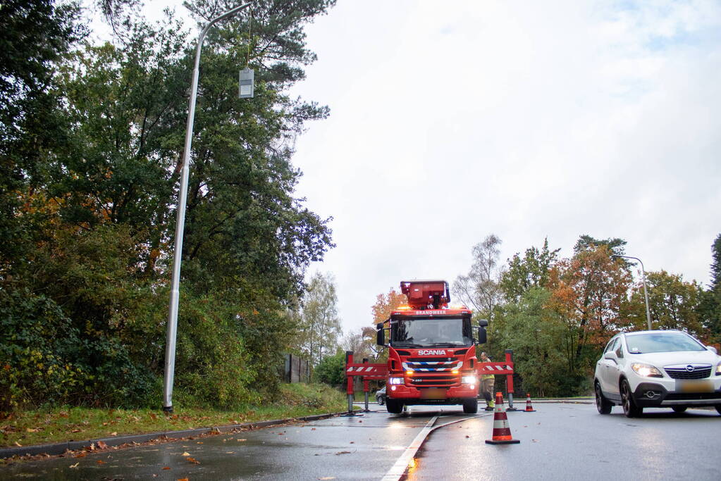 Auto beschadigd bij botsing tegen lantaarnpaal