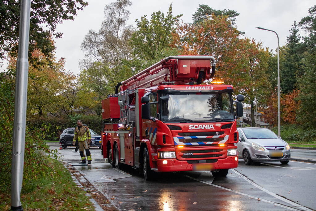 Auto beschadigd bij botsing tegen lantaarnpaal