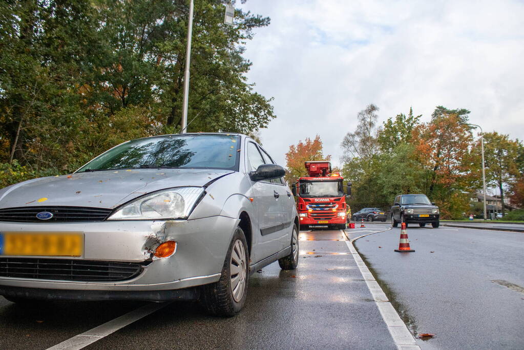 Auto beschadigd bij botsing tegen lantaarnpaal