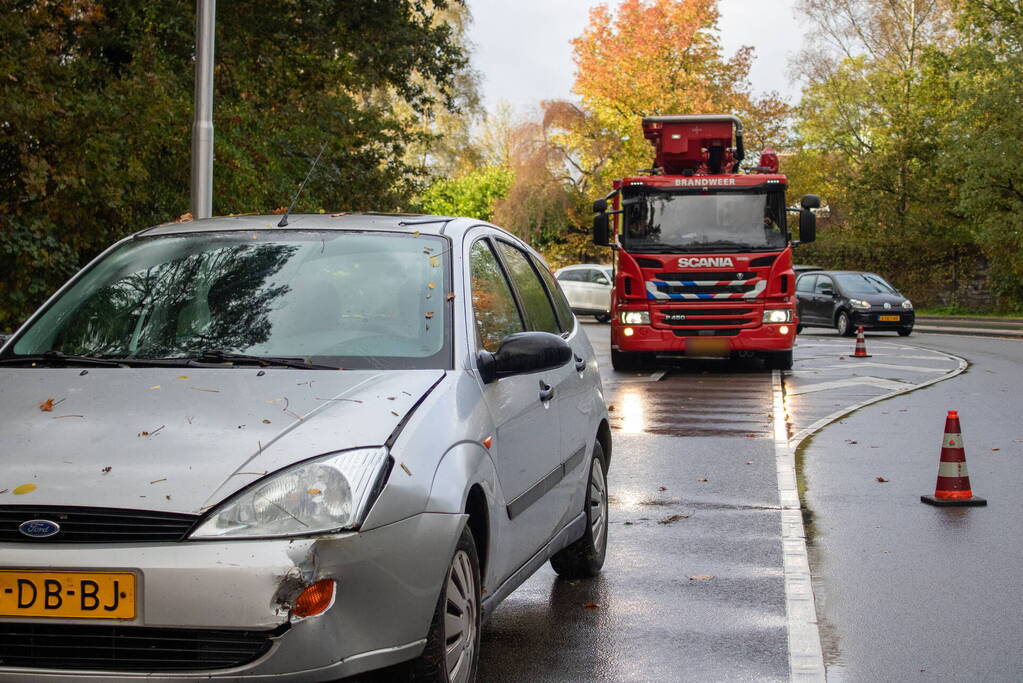 Auto beschadigd bij botsing tegen lantaarnpaal