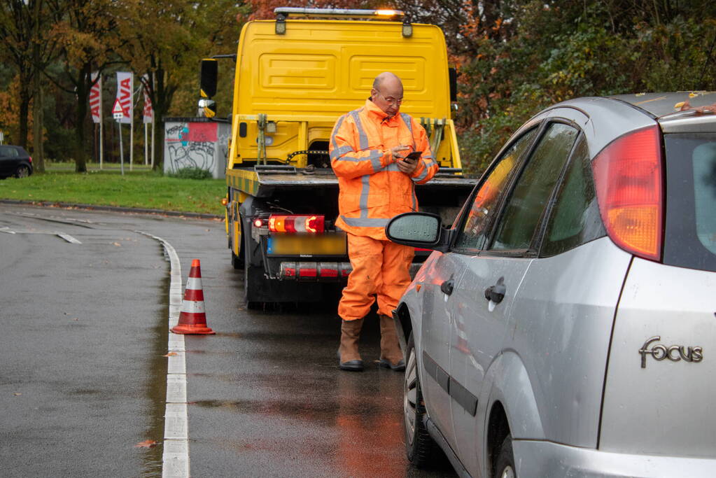 Auto beschadigd bij botsing tegen lantaarnpaal