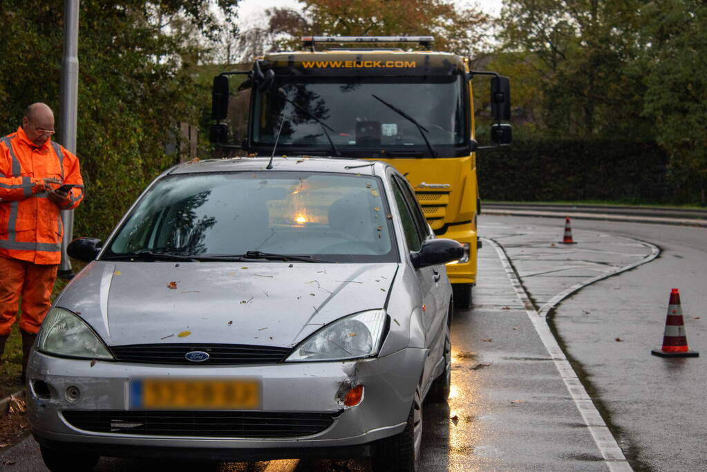 Auto beschadigd bij botsing tegen lantaarnpaal