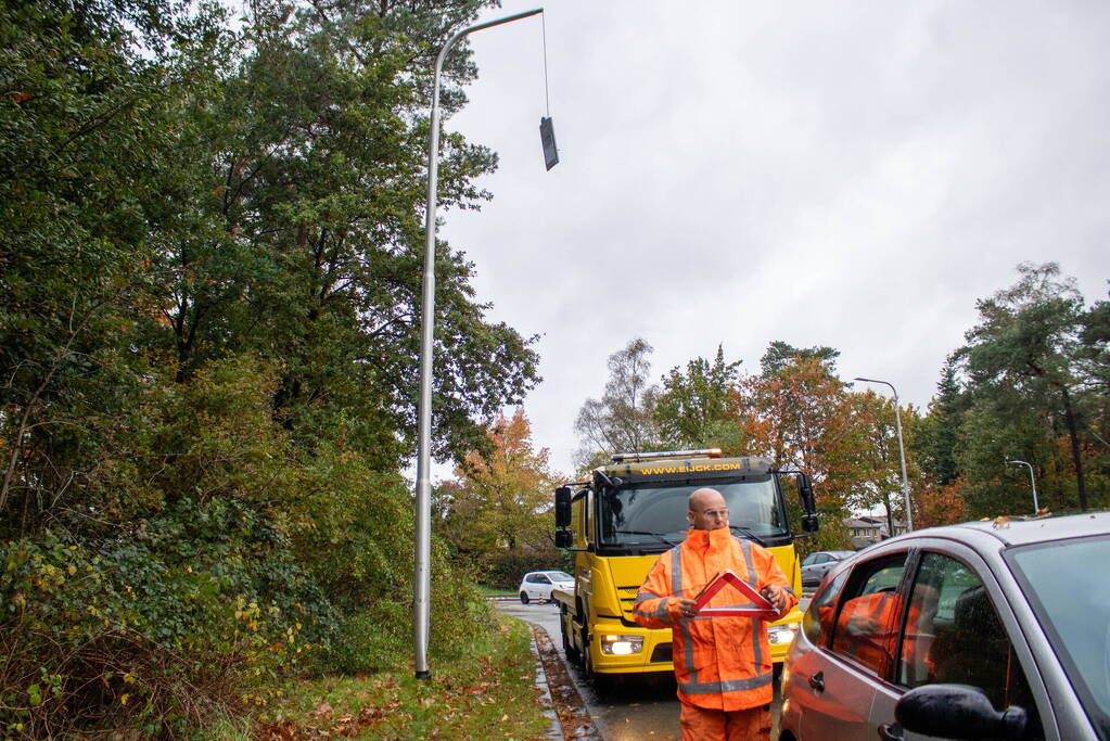 Auto beschadigd bij botsing tegen lantaarnpaal