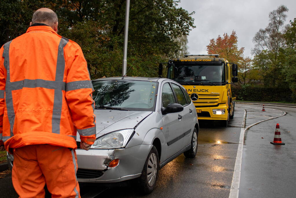 Auto beschadigd bij botsing tegen lantaarnpaal