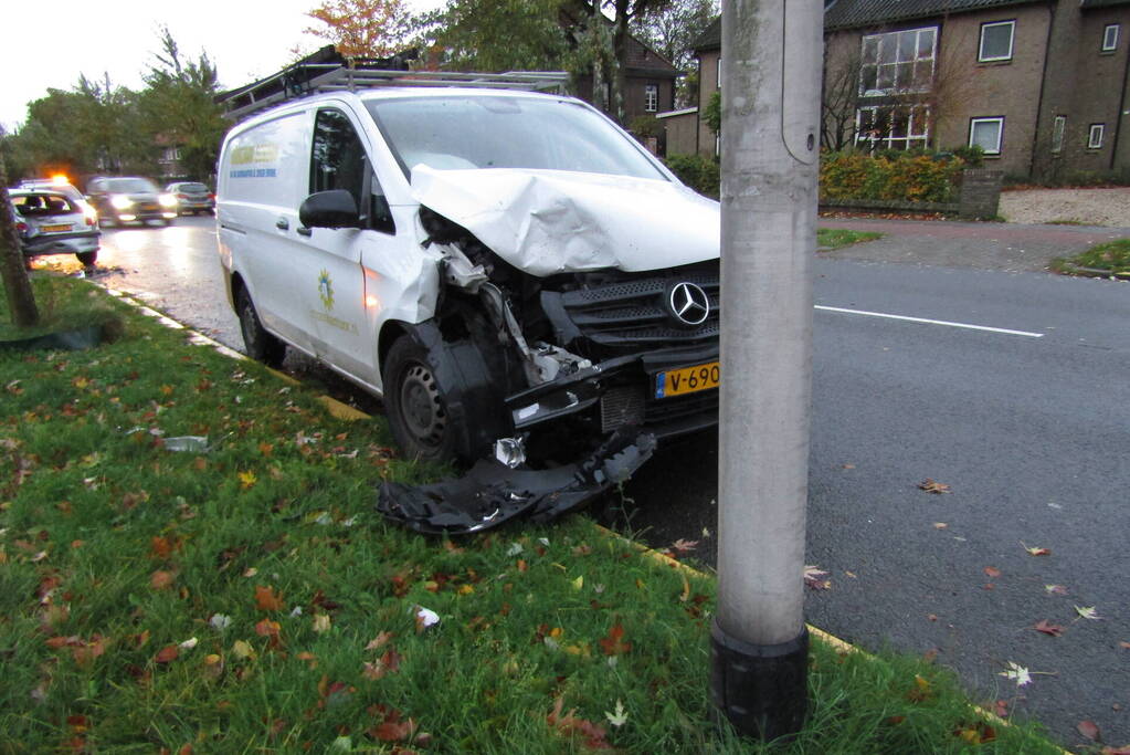 Bestelbus klapt op geparkeerde auto nadat hond op schoot springt