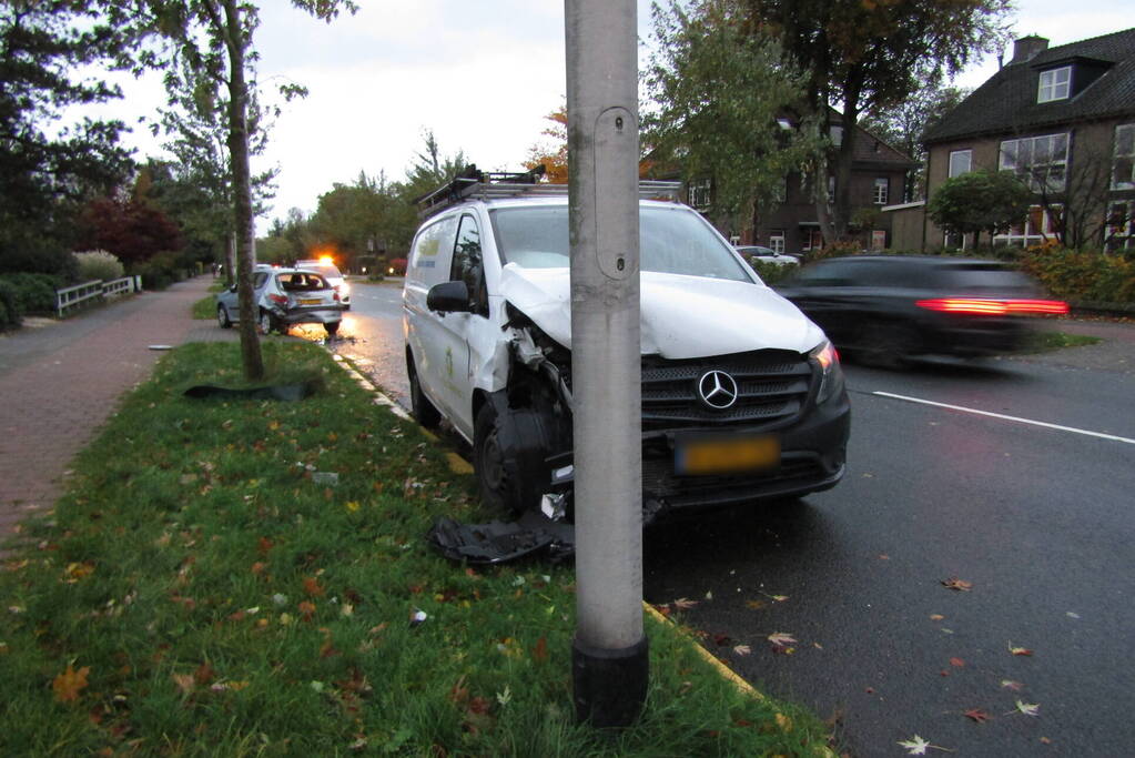 Bestelbus klapt op geparkeerde auto nadat hond op schoot springt