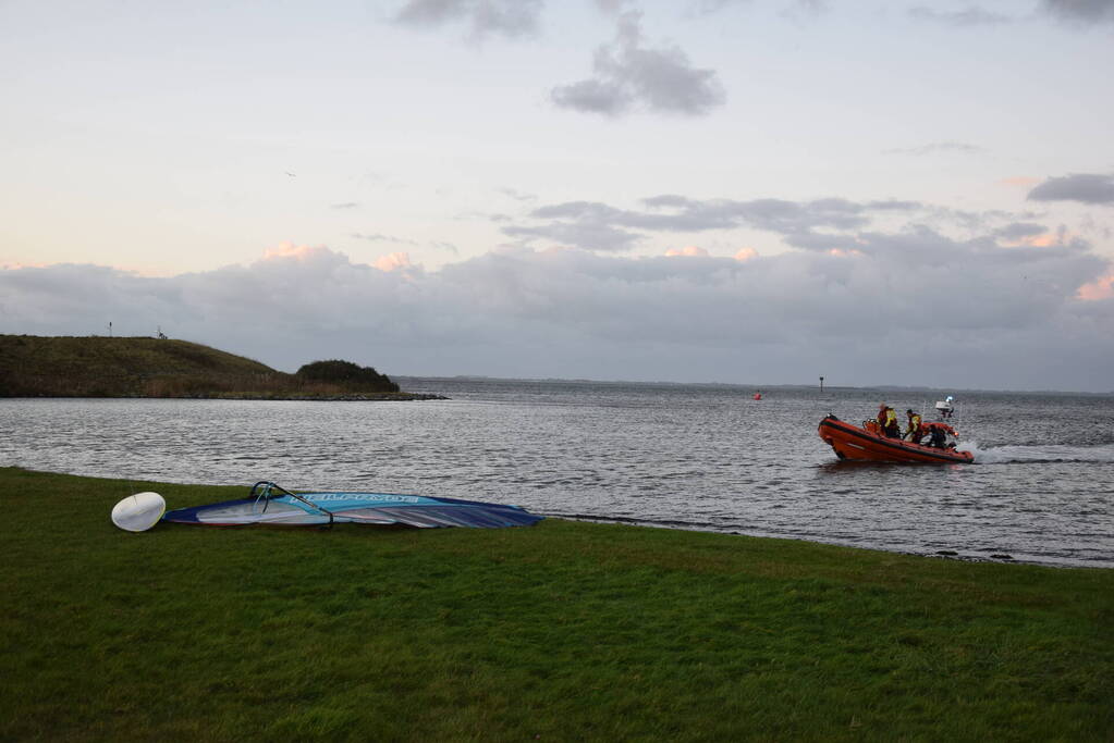 KNRM redt surfer uit Grevelingenmeer