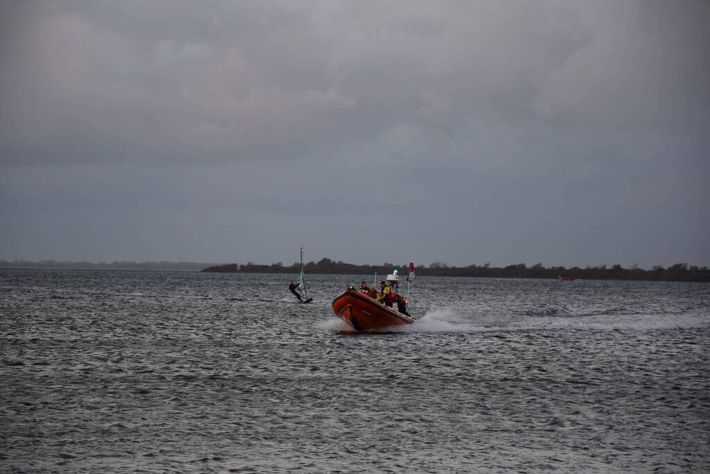 KNRM redt surfer uit Grevelingenmeer