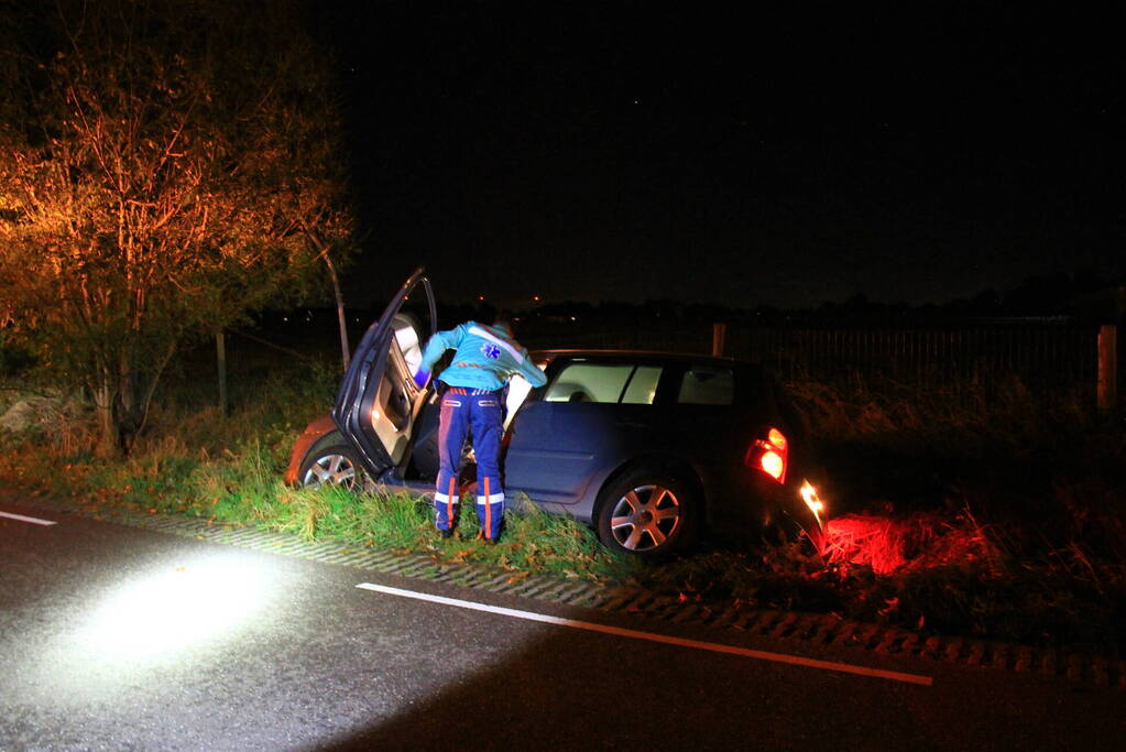 Persoon aangehouden nadat auto in greppel belandt