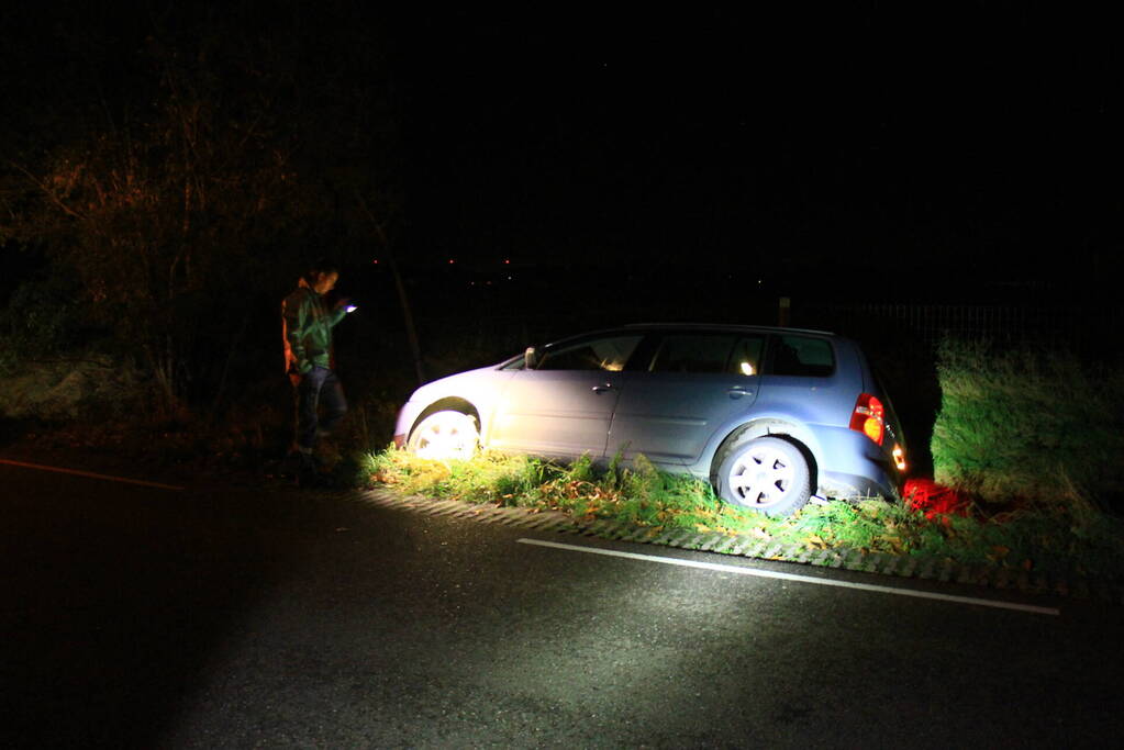 Persoon aangehouden nadat auto in greppel belandt