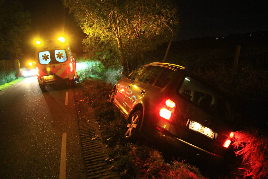 Persoon aangehouden nadat auto in greppel belandt