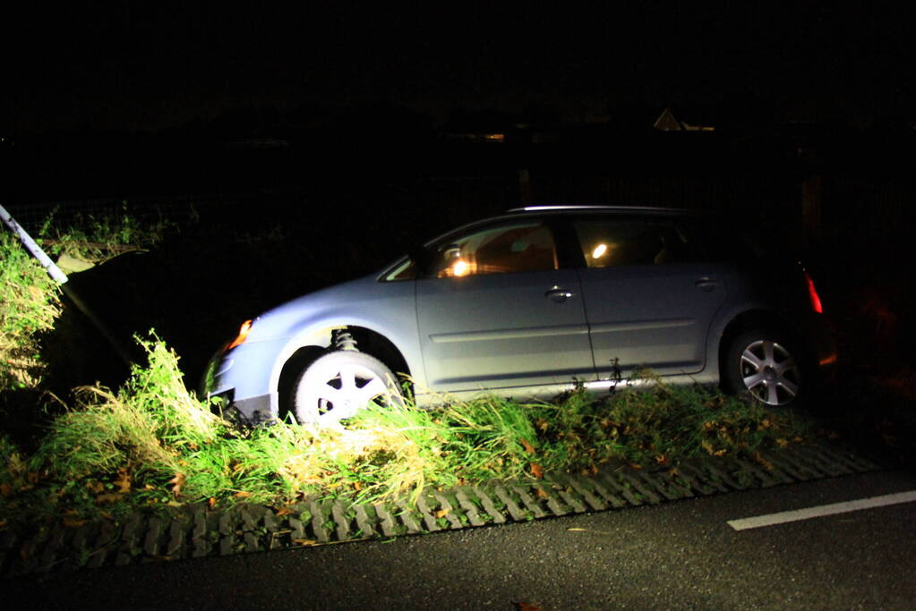 Persoon aangehouden nadat auto in greppel belandt