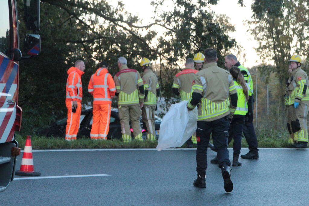 Brandweer knipt slachtoffer uit auto