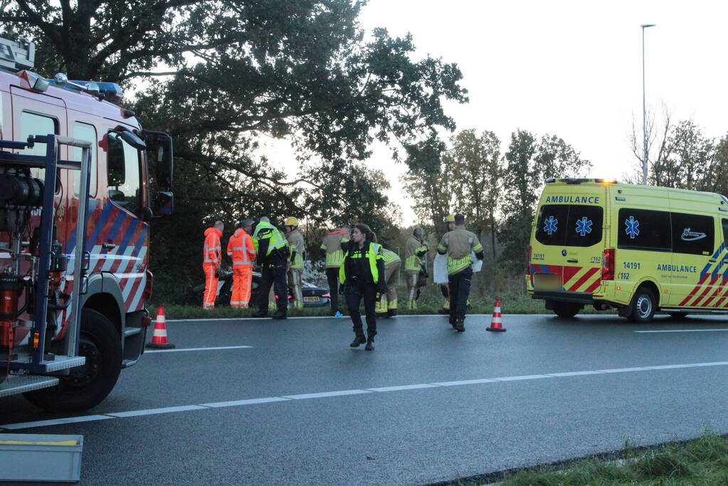 Brandweer knipt slachtoffer uit auto