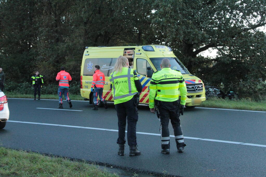 Brandweer knipt slachtoffer uit auto