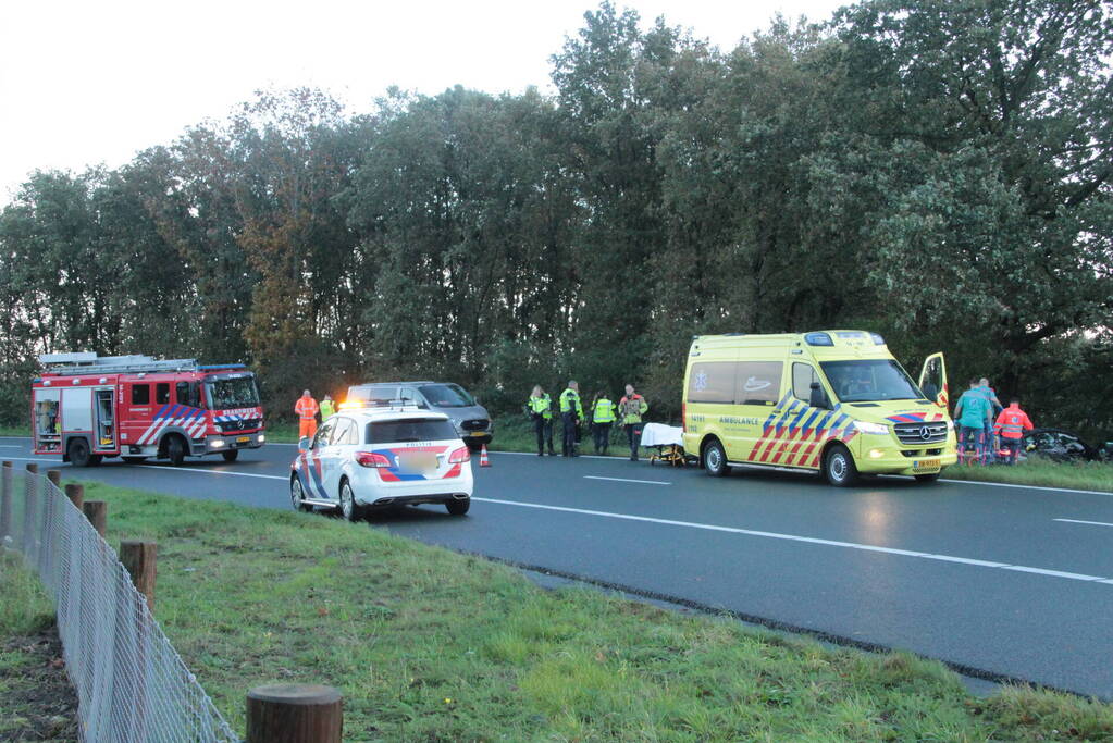 Brandweer knipt slachtoffer uit auto