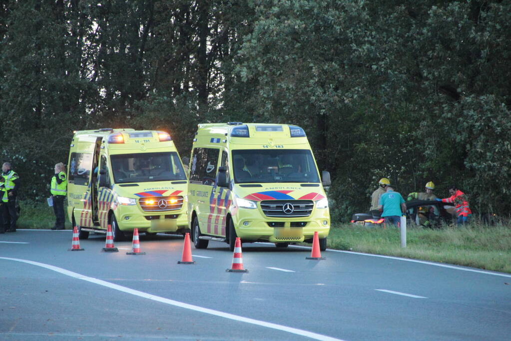 Brandweer knipt slachtoffer uit auto