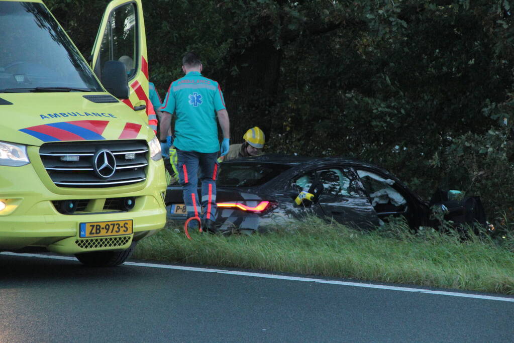 Brandweer knipt slachtoffer uit auto