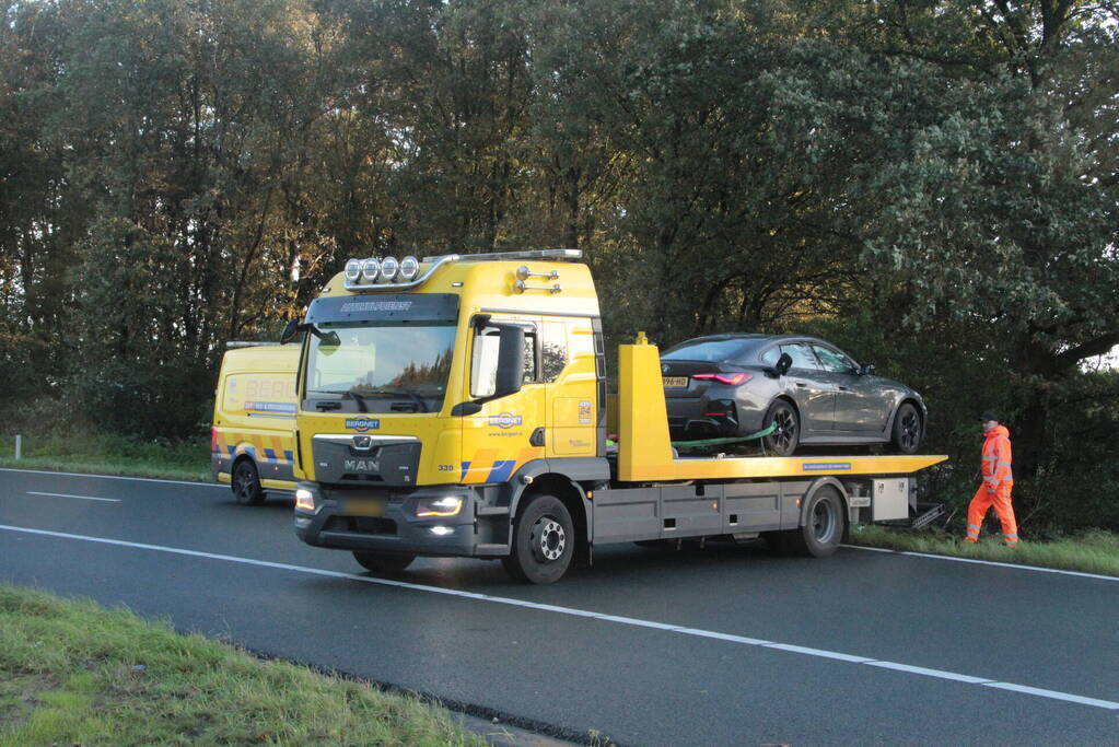 Brandweer knipt slachtoffer uit auto