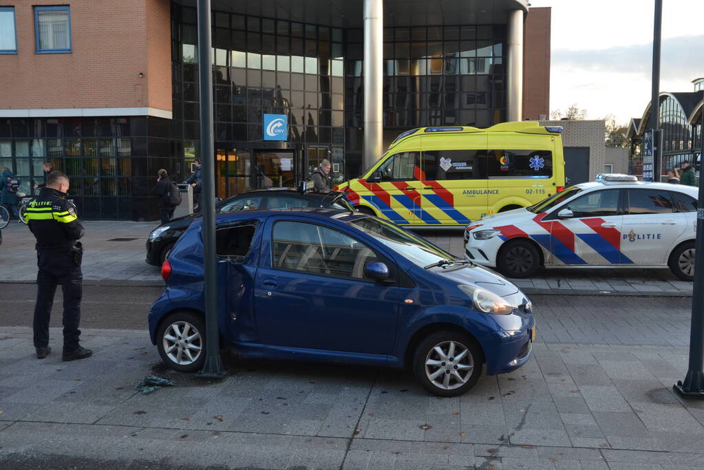 Twee voertuigen botsen op elkaar