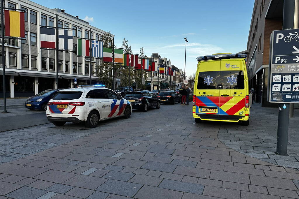 Twee voertuigen botsen op elkaar