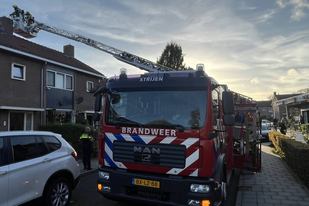 Autoladder ingezet bij schoorsteenbrand