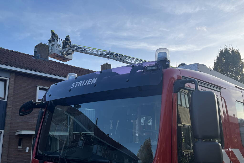 Autoladder ingezet bij schoorsteenbrand