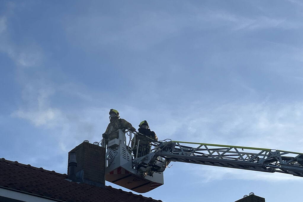 Autoladder ingezet bij schoorsteenbrand