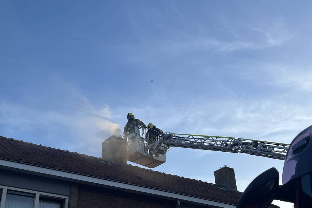 Autoladder ingezet bij schoorsteenbrand