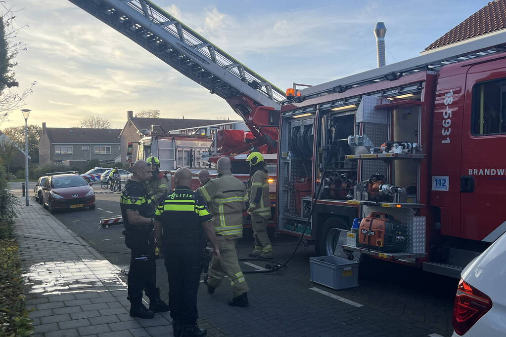 Autoladder ingezet bij schoorsteenbrand