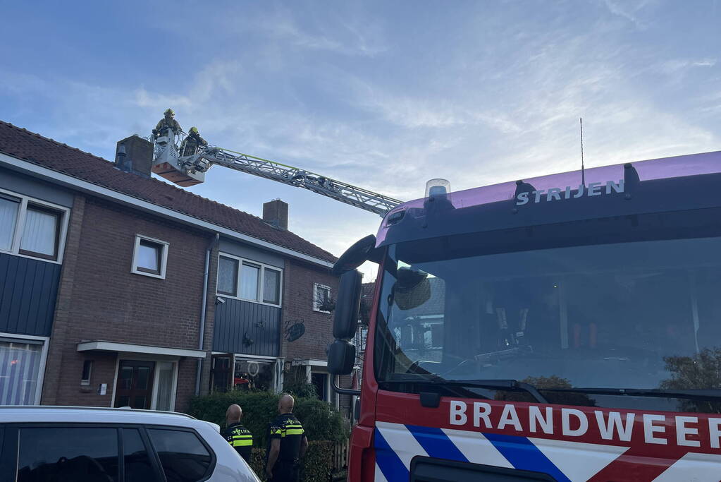 Autoladder ingezet bij schoorsteenbrand