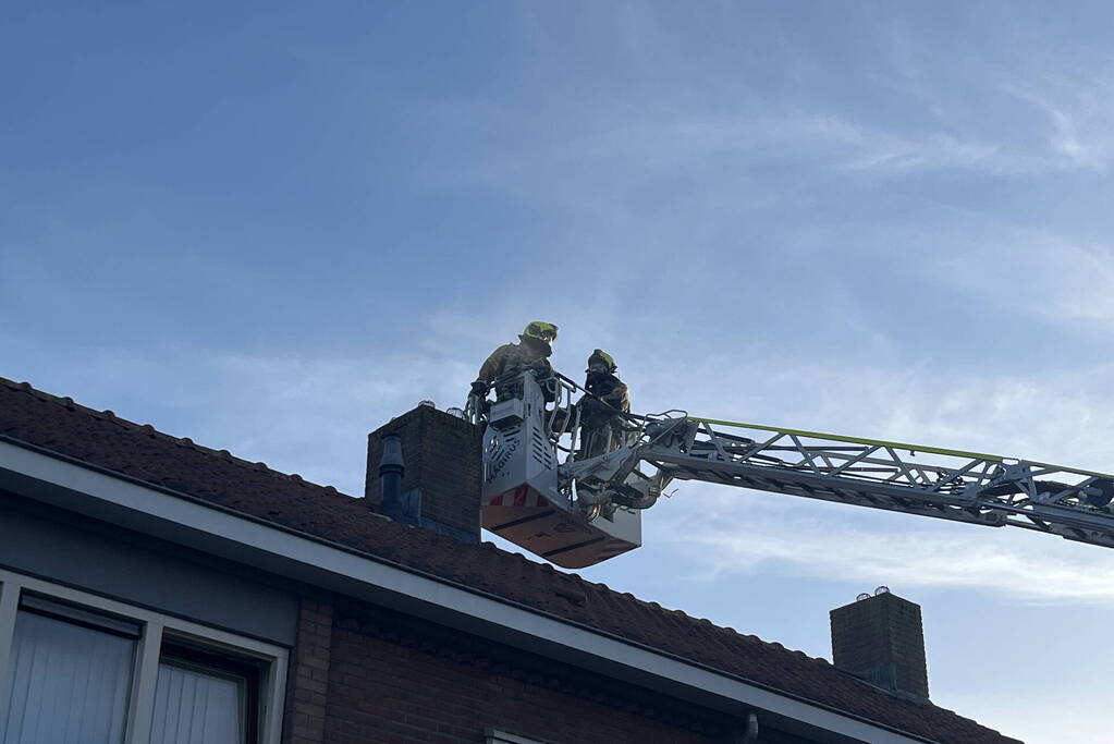 Autoladder ingezet bij schoorsteenbrand