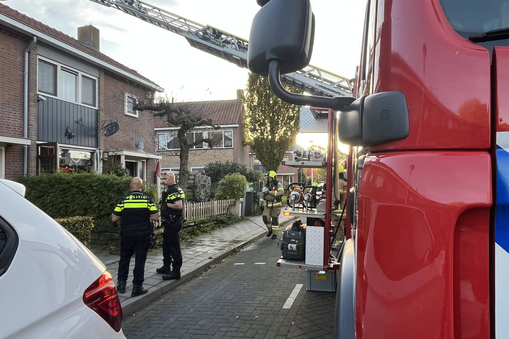 Autoladder ingezet bij schoorsteenbrand