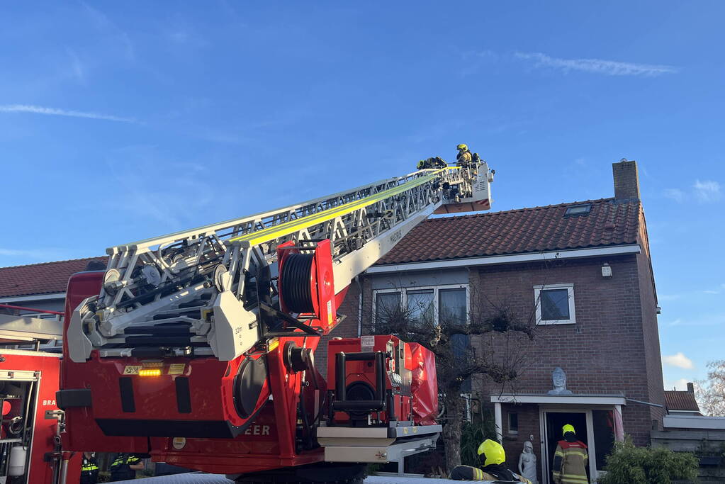 Autoladder ingezet bij schoorsteenbrand