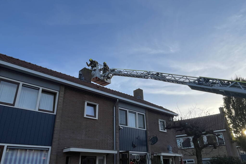 Autoladder ingezet bij schoorsteenbrand