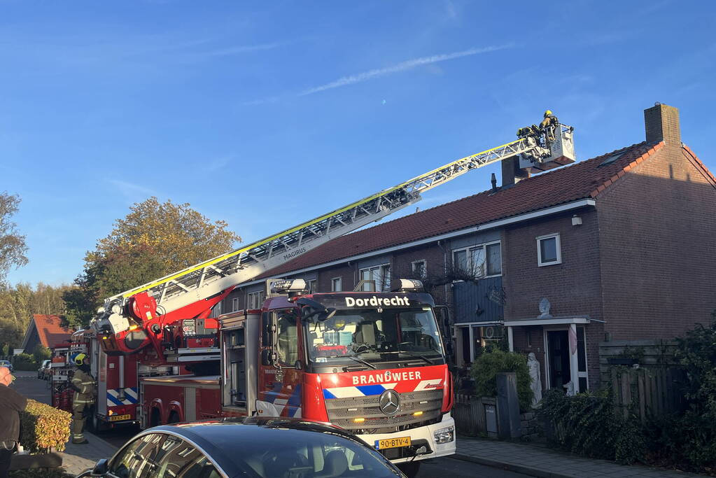 Autoladder ingezet bij schoorsteenbrand