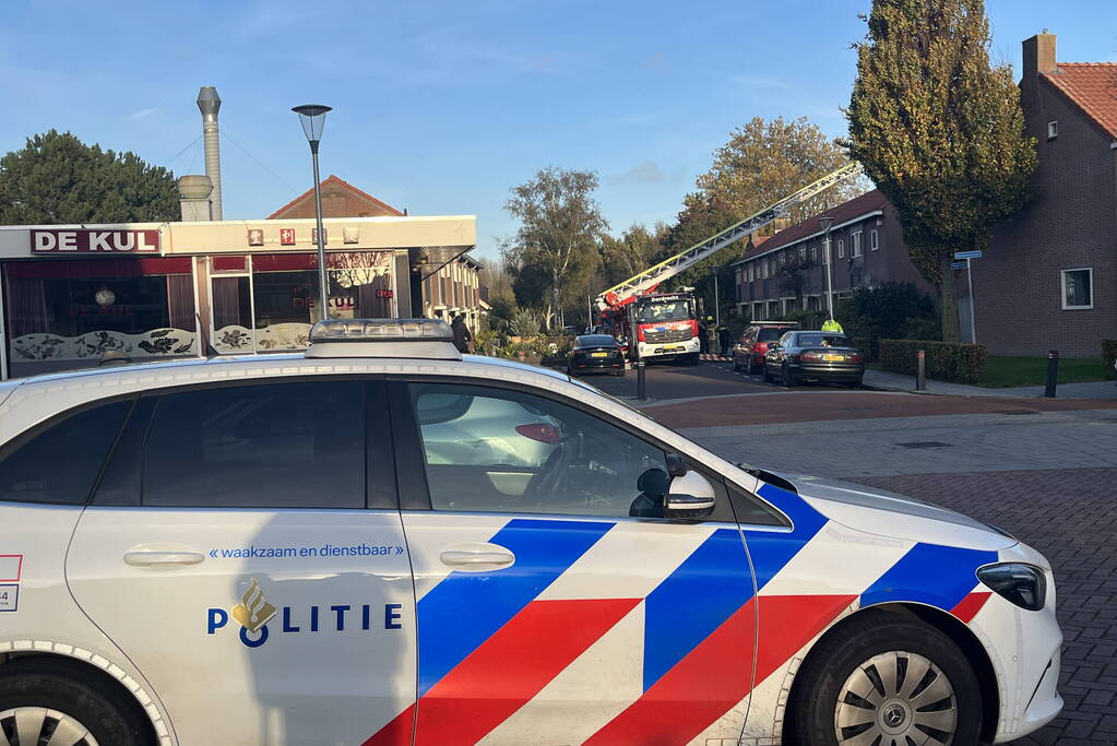 Autoladder ingezet bij schoorsteenbrand