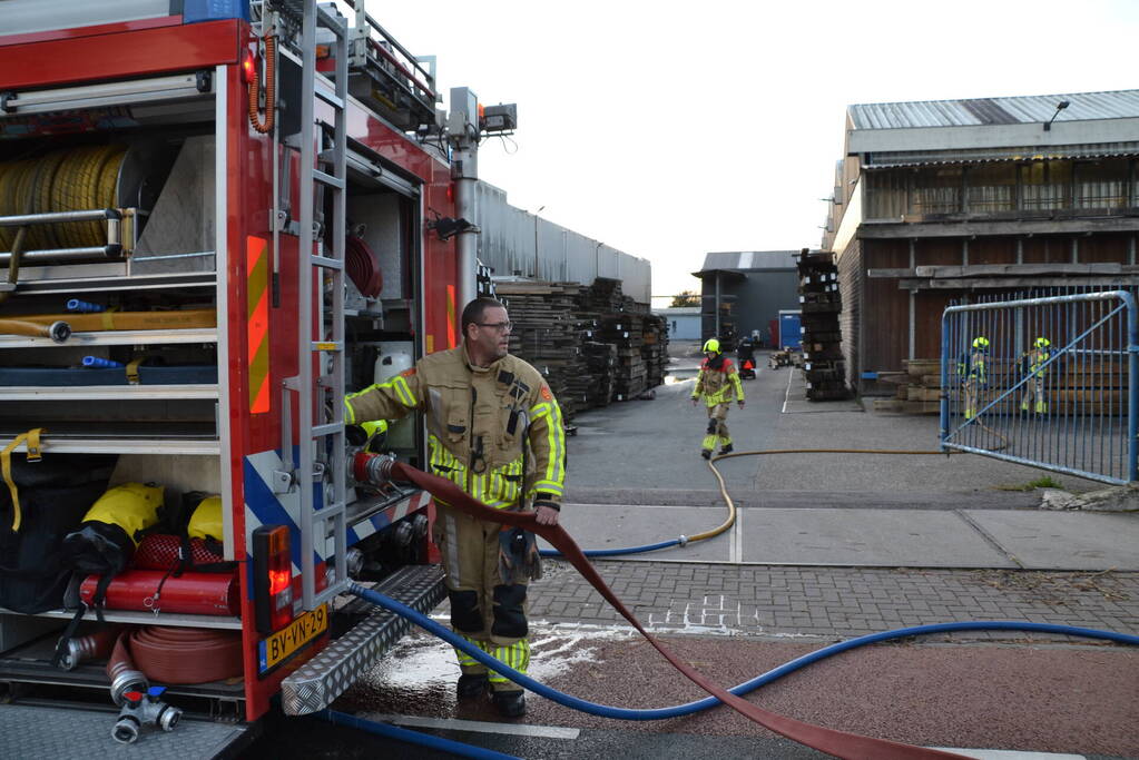 Zijlader verwoest door brand