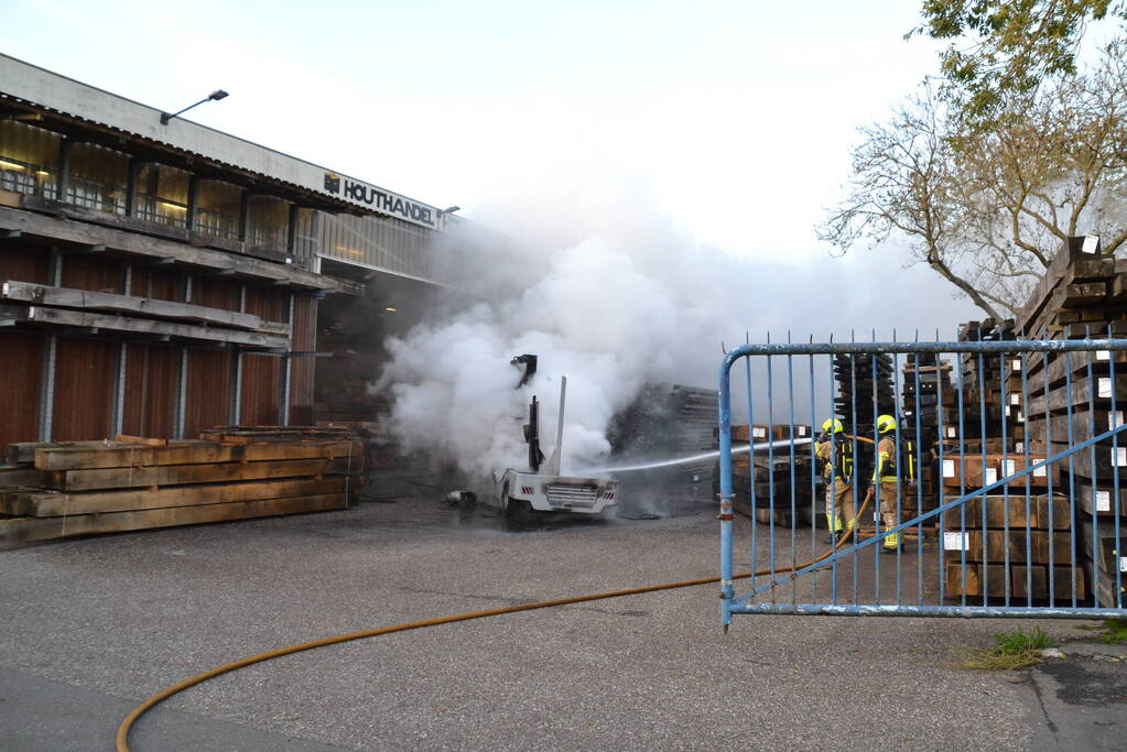 Zijlader verwoest door brand