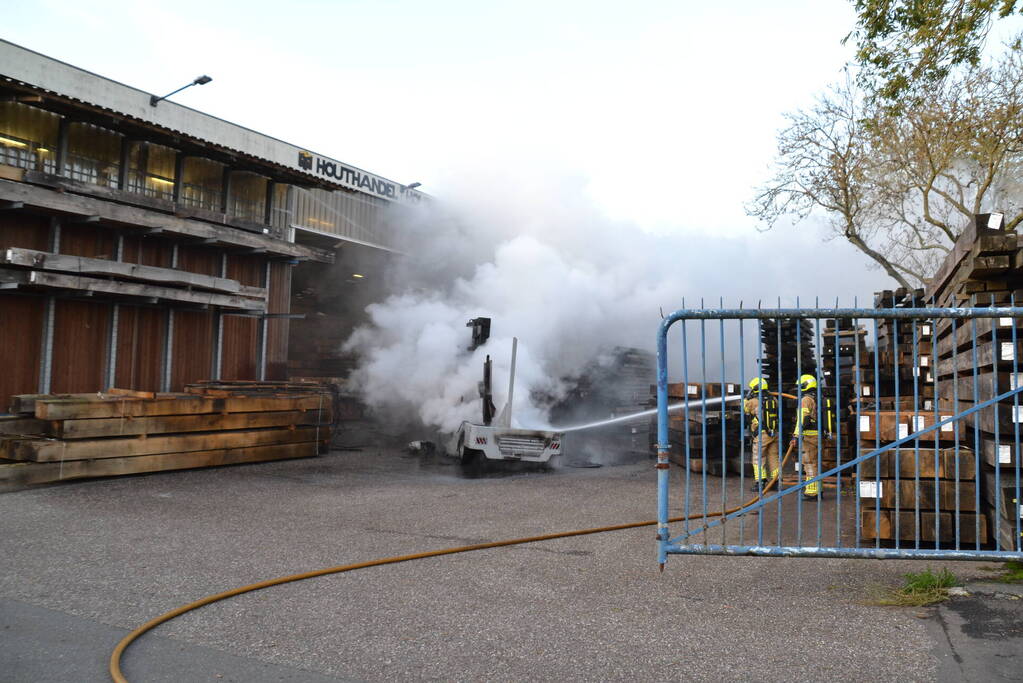 Zijlader verwoest door brand