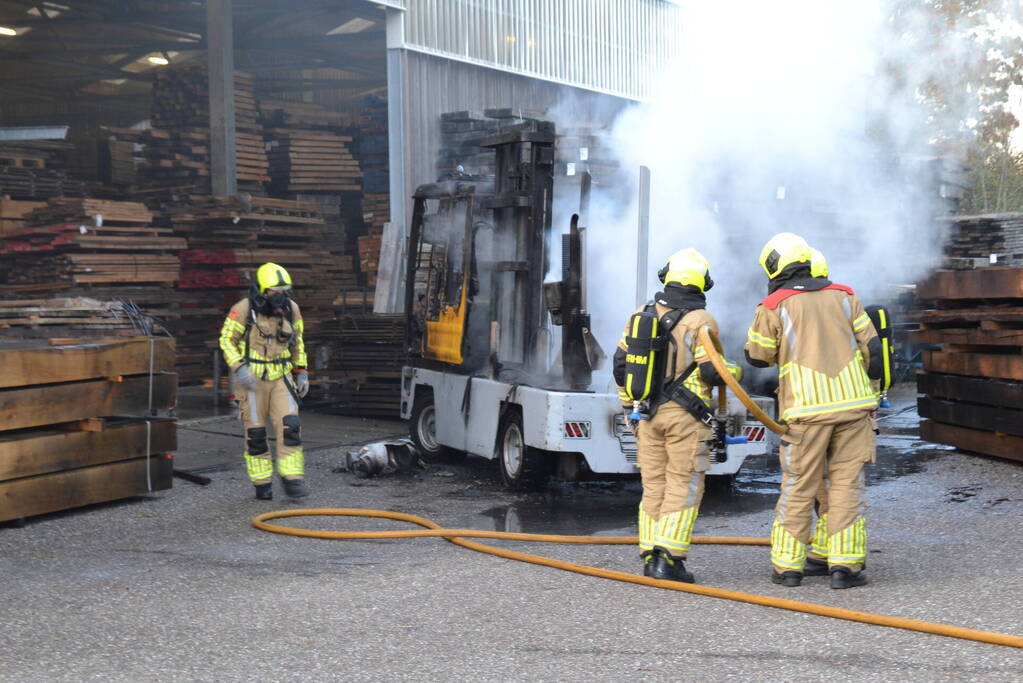 Zijlader verwoest door brand