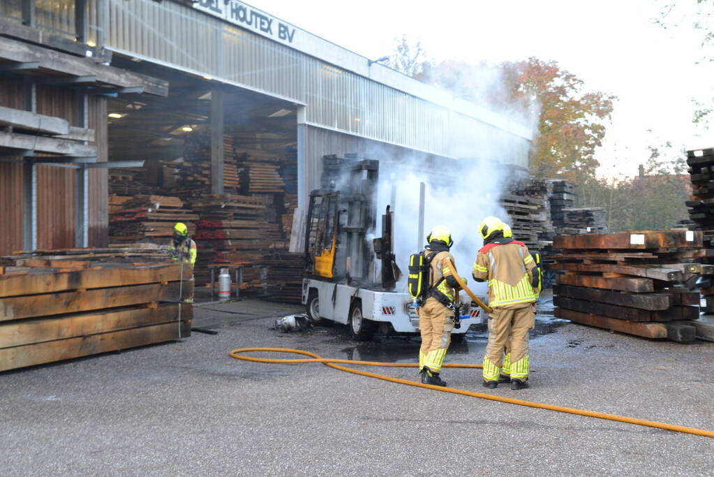 Zijlader verwoest door brand