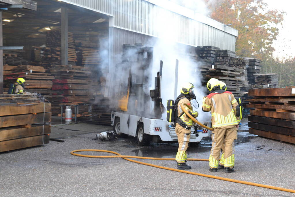 Zijlader verwoest door brand