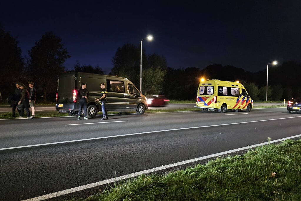 Automobilist botst achterop bestelbus