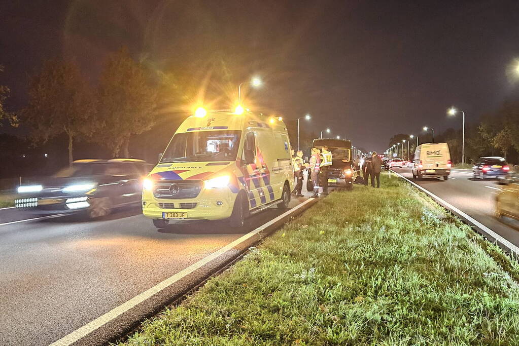 Automobilist botst achterop bestelbus