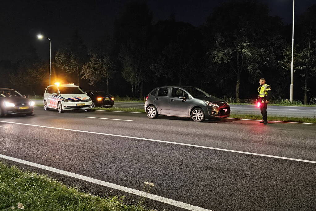 Automobilist botst achterop bestelbus